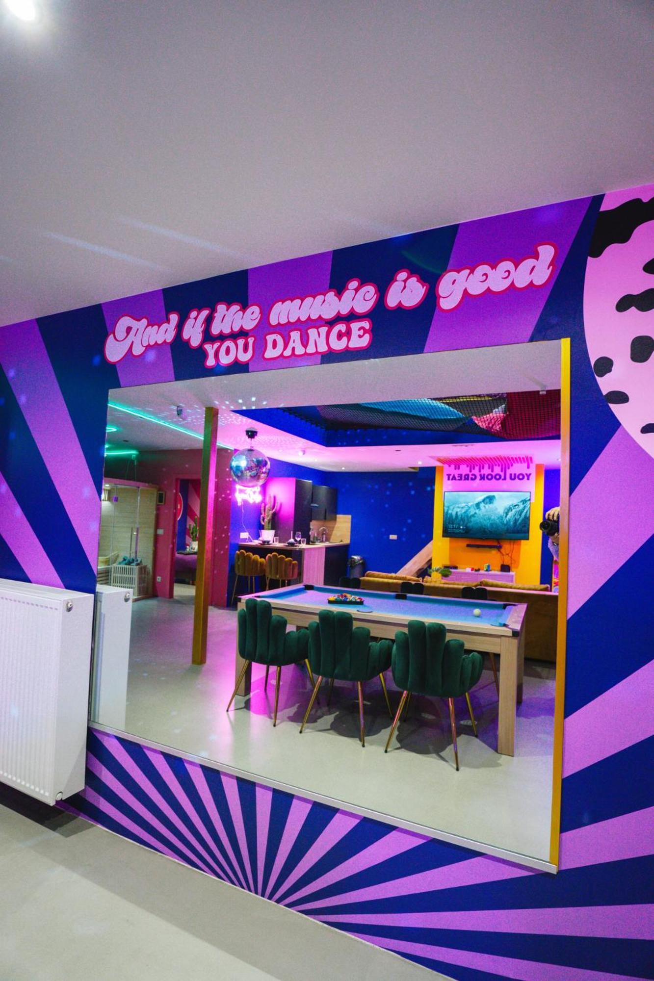 Capsule Boogie-Woogie - Jacuzzi - Sauna - Billard - Jeux - Ecran Geant - Filet Suspendu - Netflix La Louviere Exterior photo