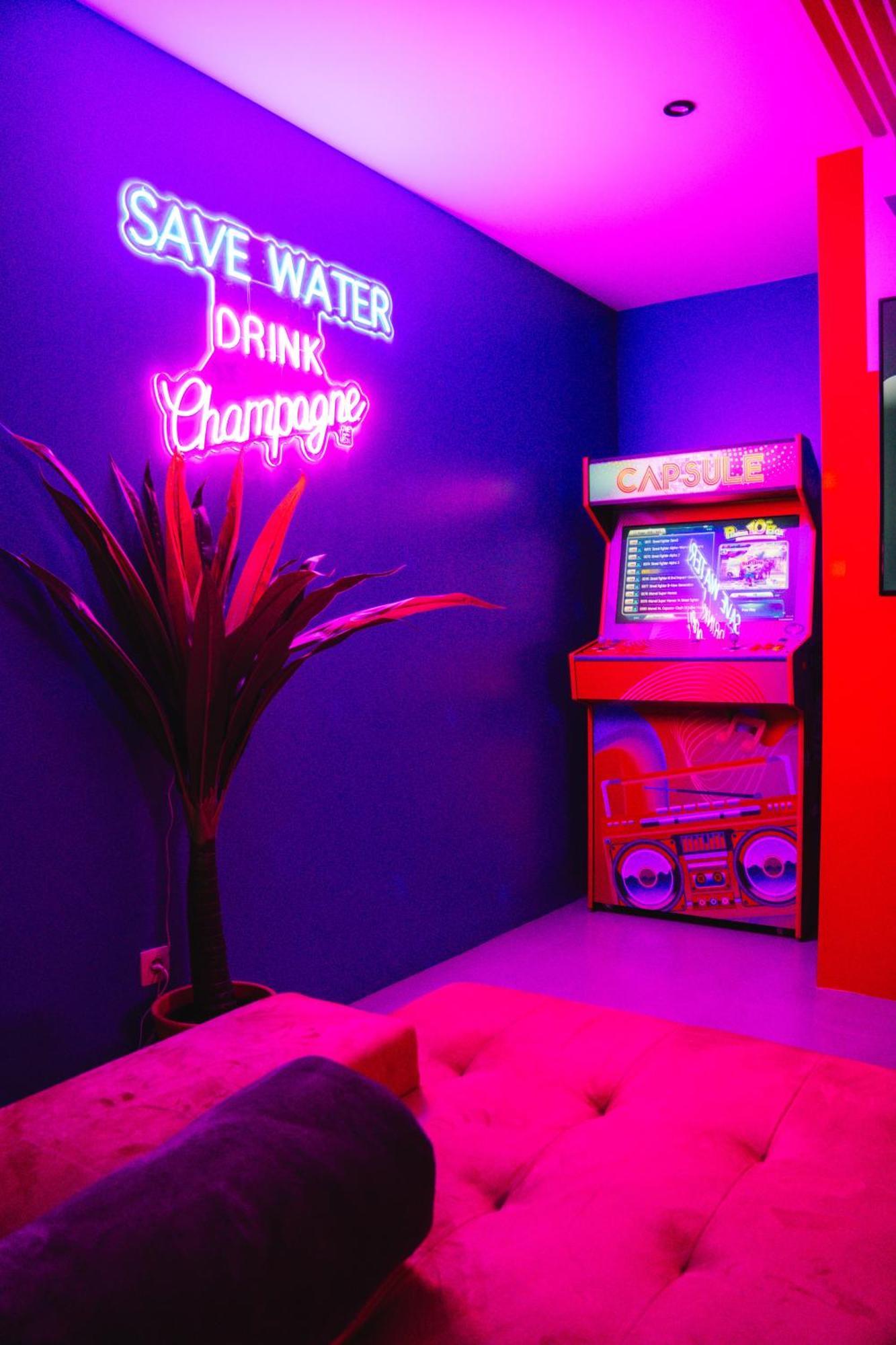 Capsule Boogie-Woogie - Jacuzzi - Sauna - Billard - Jeux - Ecran Geant - Filet Suspendu - Netflix La Louviere Exterior photo